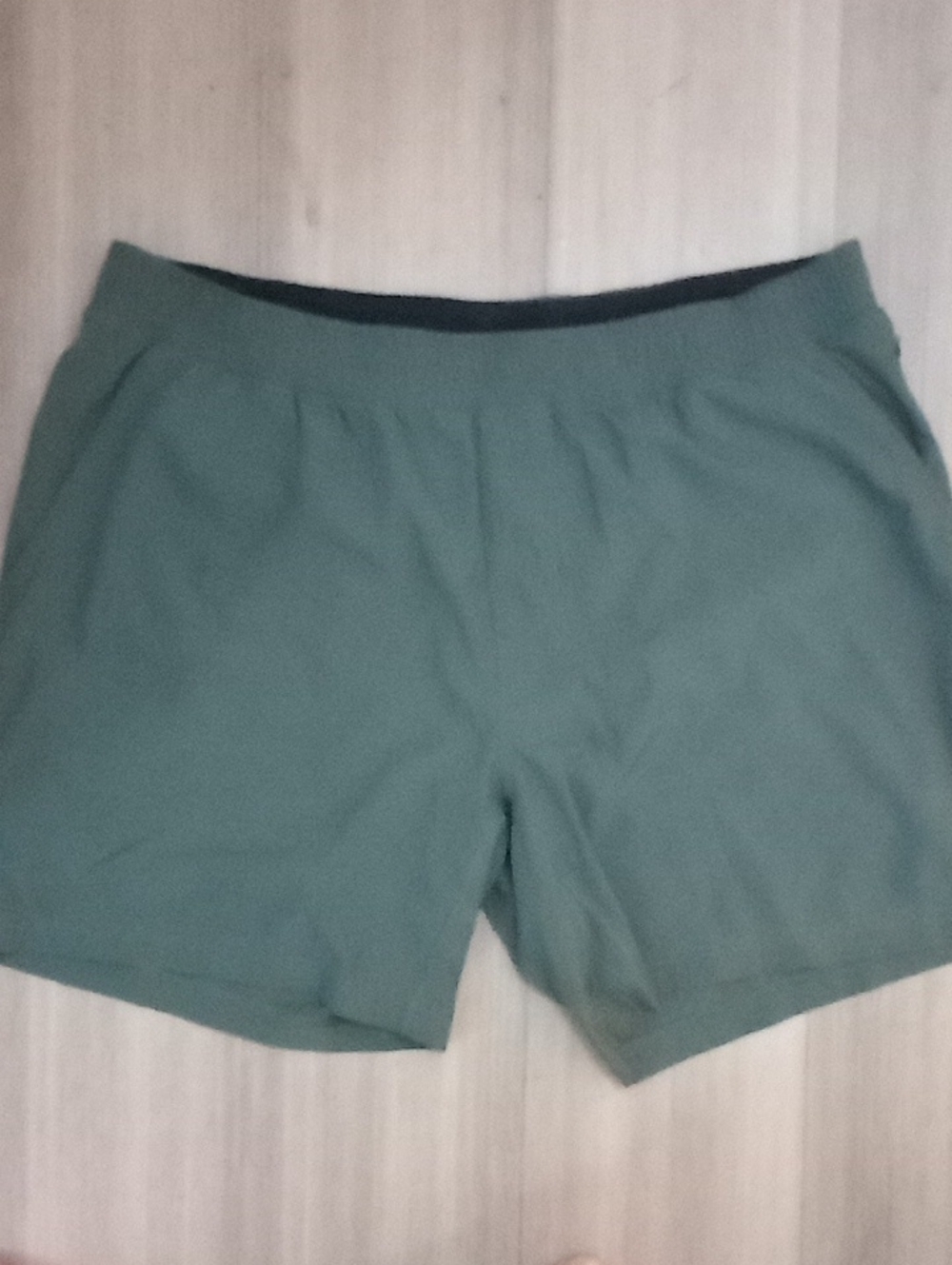 🌁 NWOT: RHONE; MENS MAKO 7" INSEAM LINED SHORT, LIGHT GREEN.